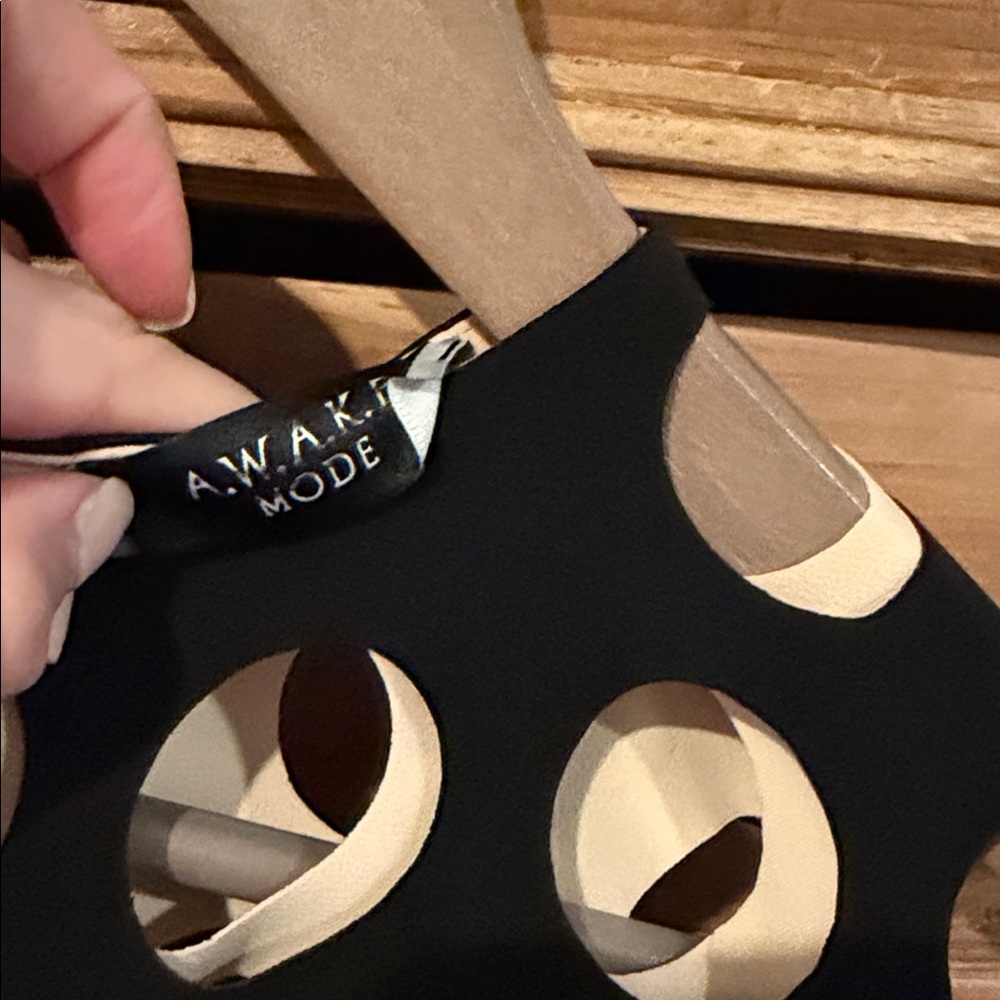 Awake Mode Hole Top - Picture 6 of 11